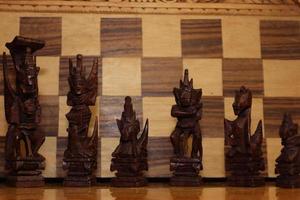 peças de xadrez maias fotografadas em um fundo mostrando um tabuleiro de xadrez foto