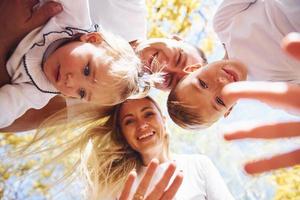 família feliz no outono park olha para a câmera foto