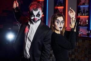 amigos está na festa temática de halloween em maquiagem e fantasias assustadoras foto