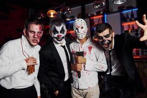 amigos está na festa temática de halloween em maquiagem e fantasias assustadoras foto