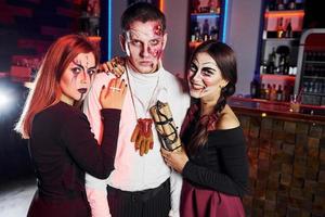 amigos está na festa temática de halloween em maquiagem e fantasias assustadoras foto