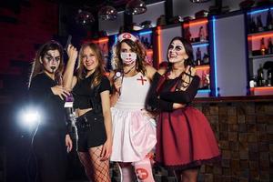 amigos está na festa temática de halloween em maquiagem e fantasias assustadoras foto