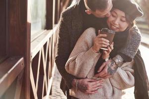 casal multirracial brincalhão e adorável juntos ao ar livre na cidade. menina asiática com seu namorado caucasiano foto