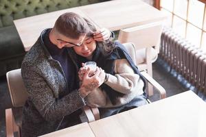 lindo casal multirracial sentados juntos no café. menina asiática com seu namorado caucasiano foto