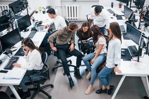 jovens empresários trabalhando juntos no escritório moderno foto