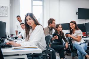 jovens empresários trabalhando juntos no escritório moderno foto