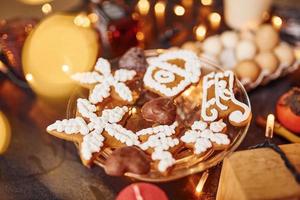 close-up vista de deliciosos biscoitos de natal que estão sobre a mesa foto