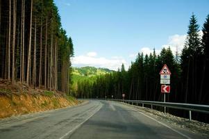 estrada curva vazia foto