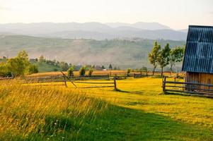 campo com palheiro nas montanhas foto