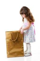 garotinha fazendo compras foto