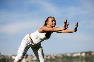 mulher envolvida em fitness foto