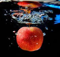 maçã na água foto