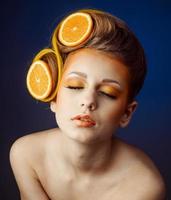 mulher com fruta no cabelo foto