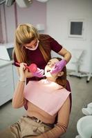 menina visitando dentista na clínica. concepção de estomatologia foto