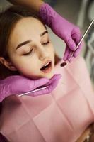 menina visitando dentista na clínica. concepção de estomatologia foto