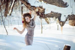 linda garota na floresta de inverno foto