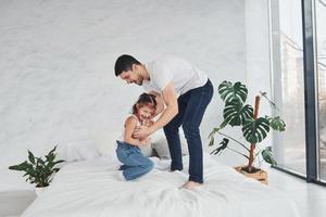 pai feliz com sua filha se divertem em casa juntos foto