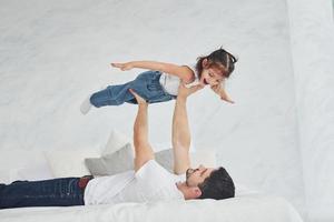 pai feliz com sua filha se divertem em casa juntos foto