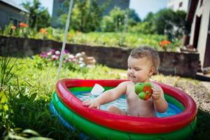 menina nadando na piscina foto