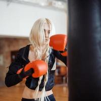 mulher bonita esporte com luvas de boxe foto