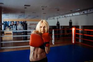 mulher bonita esporte com luvas de boxe foto