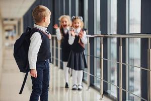 crianças da escola de uniforme juntos no corredor. concepção de educação foto