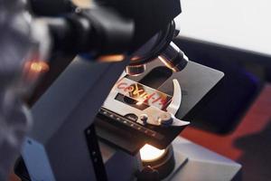 visão de perto do cientista em uniforme de proteção que trabalha com coronavírus em laboratório foto