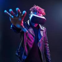 experiência de realidade virtual. iluminação neon futurista. jovem afro-americano no estúdio foto