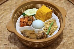 sego berkat, menu de arroz com vários acompanhamentos para kenduri. foto