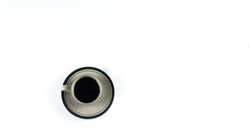 xícara de café preto em um fundo branco. área de cópia foto