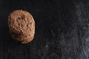 biscoitos de chocolate em fundo preto foto