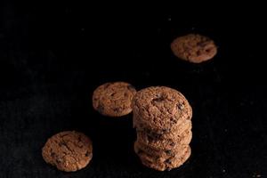 biscoitos de chocolate em fundo preto foto