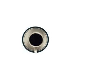 xícara de café preto em um fundo branco. área de cópia foto