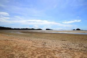 viajar para a ilha koh lanta, tailândia. a vista na praia de areia com vestígios de caranguejos em um dia ensolarado. foto