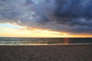 viajar para a ilha koh lanta, tailândia. o pôr do sol colorido em uma praia em um tempo nublado. foto