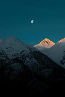 viajante turista fotógrafo em pé no topo verde na montanha, segurando na câmera fotográfica digital de mãos. alpinista tirando fotografia, garota aprecia a paisagem panorâmica da natureza em viagem foto