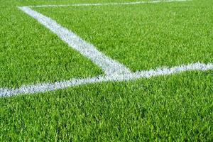 gramado verde fresco com marcações no campo de futebol. foto