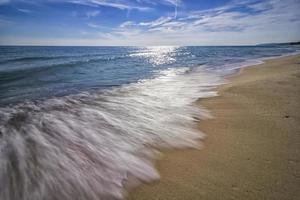 verão, mar azul e ondas. bela natureza de água de baixa exposição foto