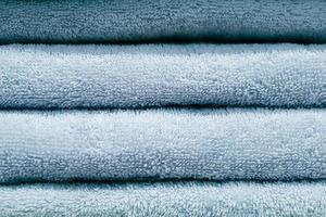 pilha de toalhas de banho. têxteis para o lar para tratamentos de spa. tecido macio e fofo. foto