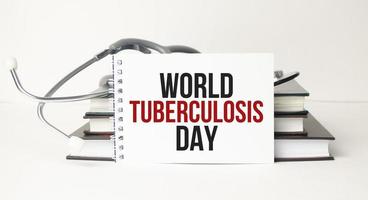 palavras do dia mundial da tuberculose no notebook e estetoscópio foto