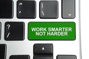 trabalhe de forma mais inteligente, não com palavras mais difíceis no botão verde do teclado foto