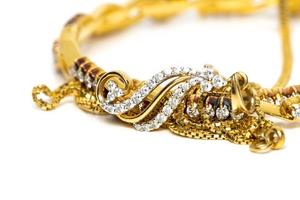 pendente de diamante em corrente dourada sobre pulseira de ouro, joias de estilo indiano moderno. foto