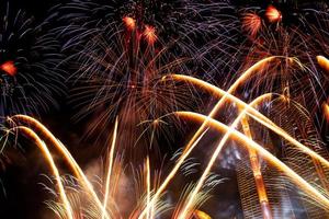 comemoração de ano novo, multidão e fogos de artifício coloridos perto do rio, tailândia