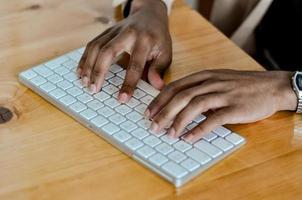 homem de negócios negro trabalhando foto