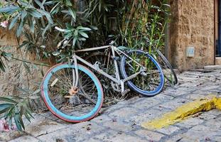 bicicletas velhas nas ruas da velha jaffa foto