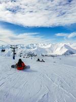 georgia, gudauri, 2022 - estação de esqui montanhas cobertas de neve dia ensolarado foto
