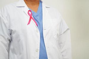 médica asiática com fita rosa, dia mundial do câncer de mama em outubro. foto