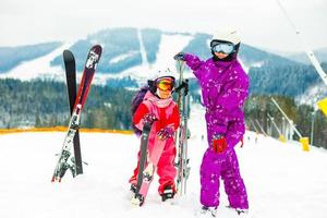 esqui, inverno e diversão - família mãe e filha aproveitando as férias de inverno. foto