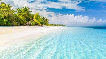 linda praia. fundo de praia tropical como paisagem de verão, areia branca e mar calmo para banner de praia. férias de cena de praia perfeitas e conceito de férias de verão. aumentar o processo de cor foto