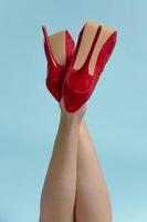 perna sexy em salto alto de sapato vermelho da moda. foto